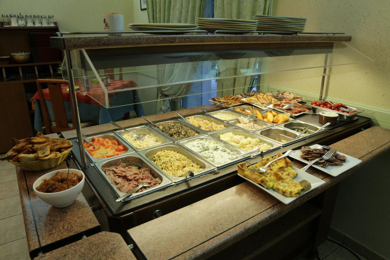 Hotel Restaurant De La Roche Les Sauvages  ภายนอก รูปภาพ